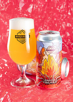 cerveza artesanal premium basqueland dakota fire hole double IPA lata 440ml diseño marcos navarro cerveza en copa