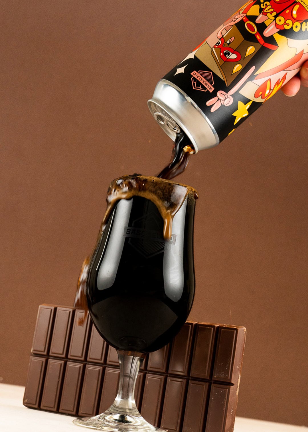Chocotástico cerveza basqueland chocolate detalle espuma cayendo por el vaso de cerveza
