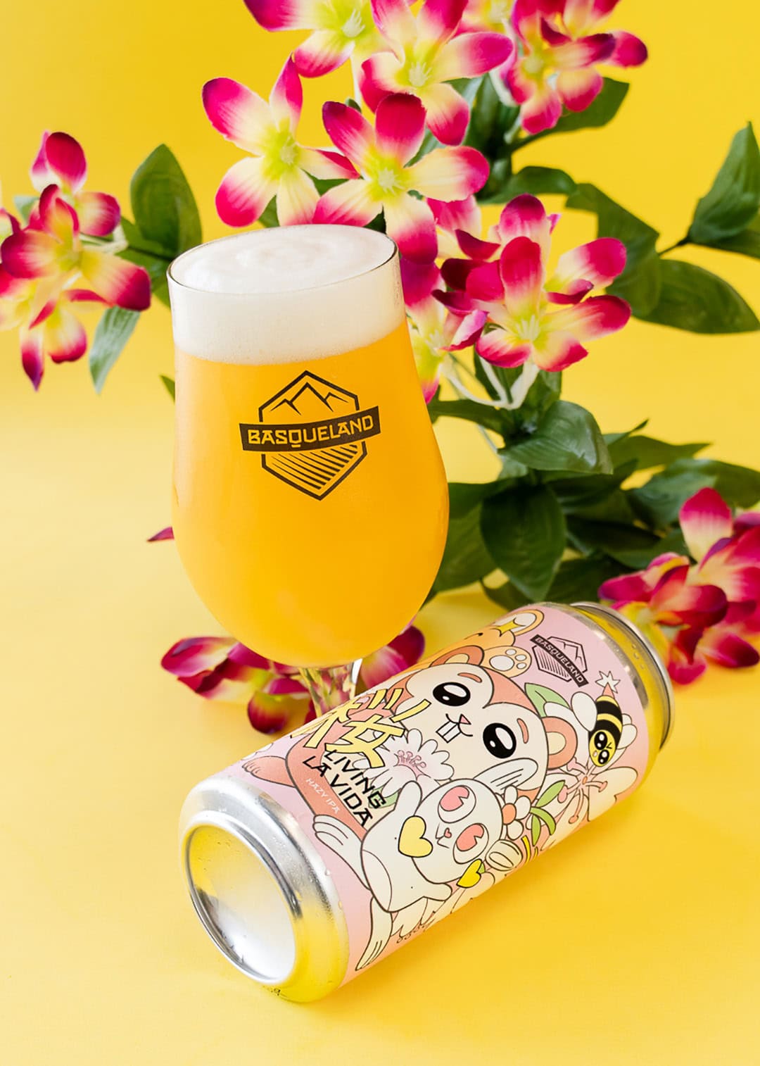cerveza artesanal premium basqueland living la vida hazy IPA lata 440ml copa de cerveza