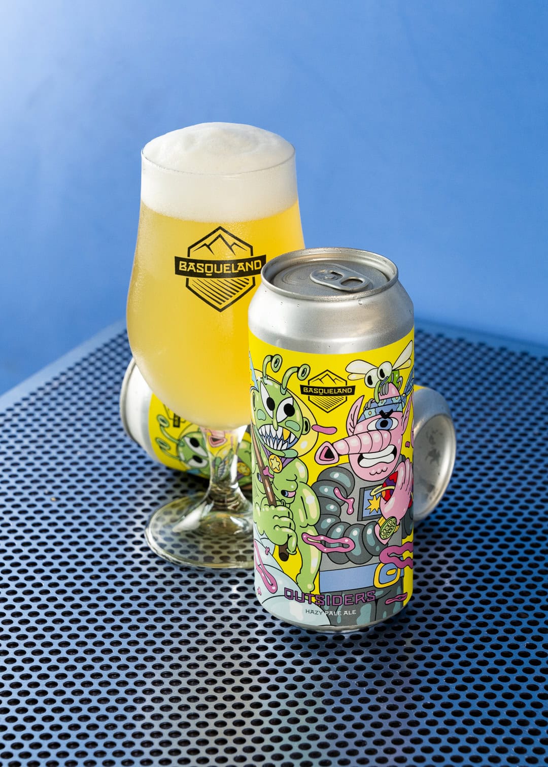 basqueland_cerveza_artesanal_outsiders_hazy_pale_ale_craft_beer_can_440ml_glass_and_can cerveza artesanal basqueland outsiders hazy pale ale lata ilustración marcos navarro