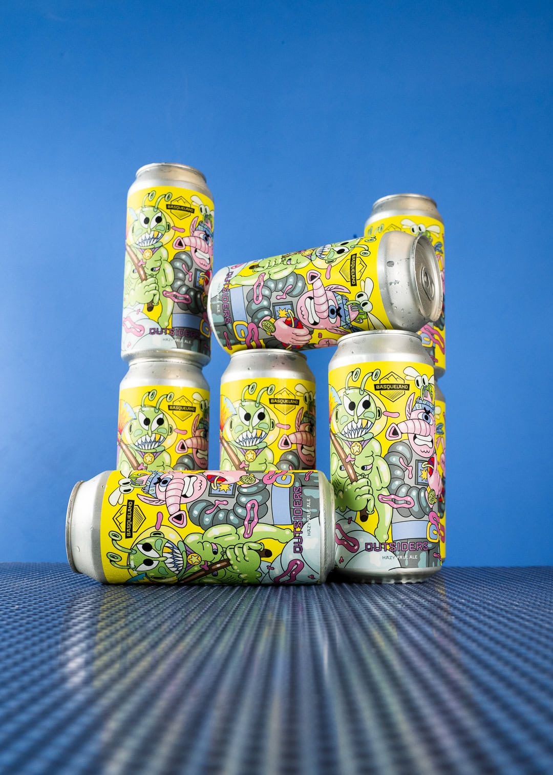basqueland_cerveza_artesanal_outsiders_hazy_pale_ale_craft_beer_can_440ml_stack cerveza artesanal basqueland outsiders hazy pale ale lata ilustración marcos navarro