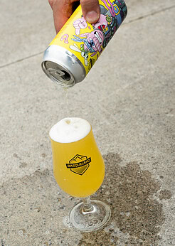 cerveza artesanal basqueland outsiders hazy pale ale lata ilustración marcos navarro