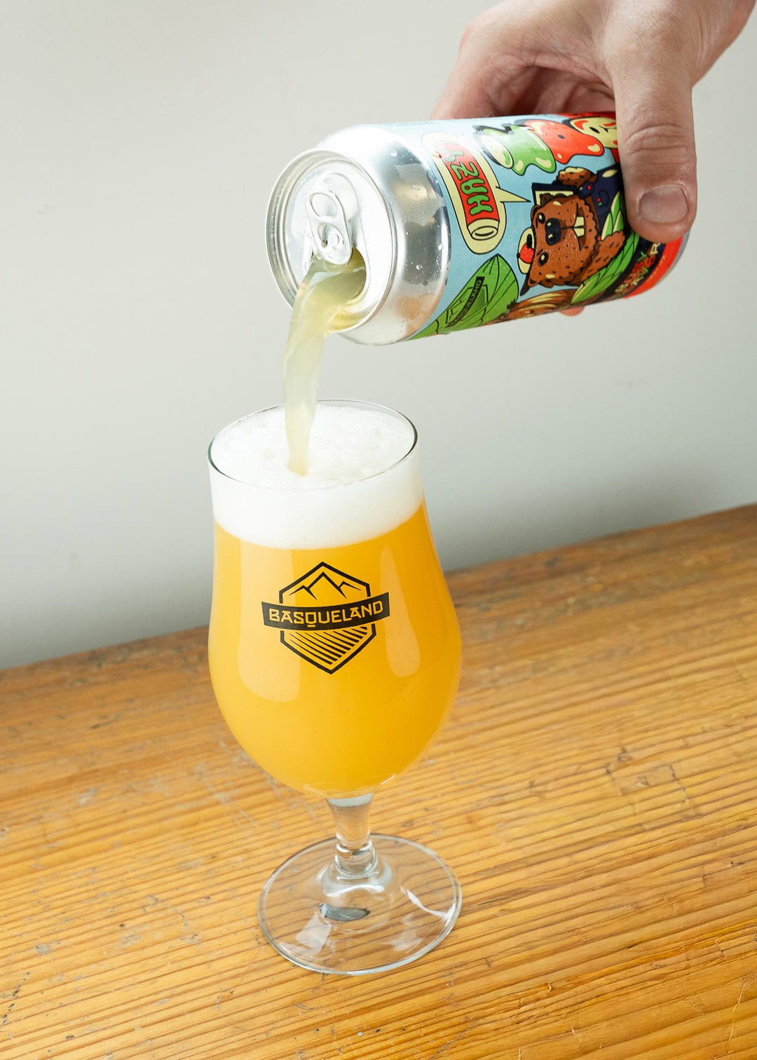 cerveza artesanal basqueland busy beavers hazy india pale ale lata ilustración marcos navarro
